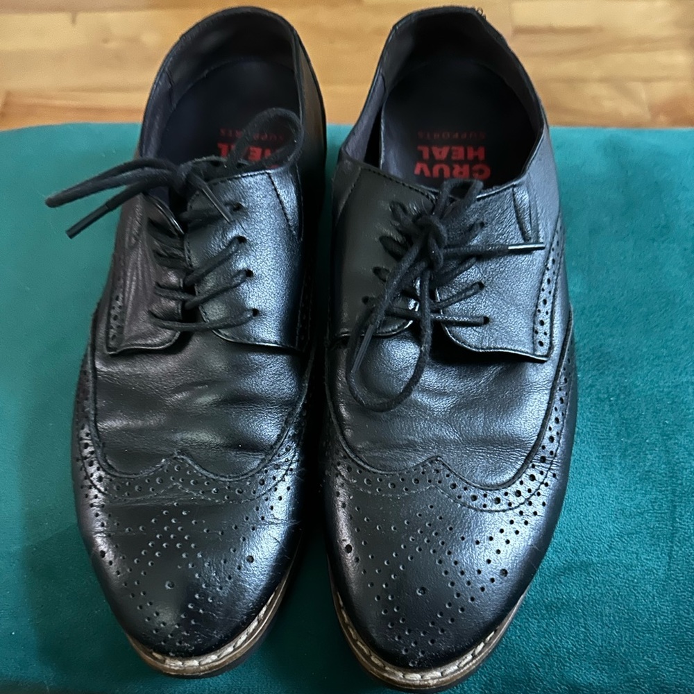 Tomboy toes wingtip commanders in black. Leather.